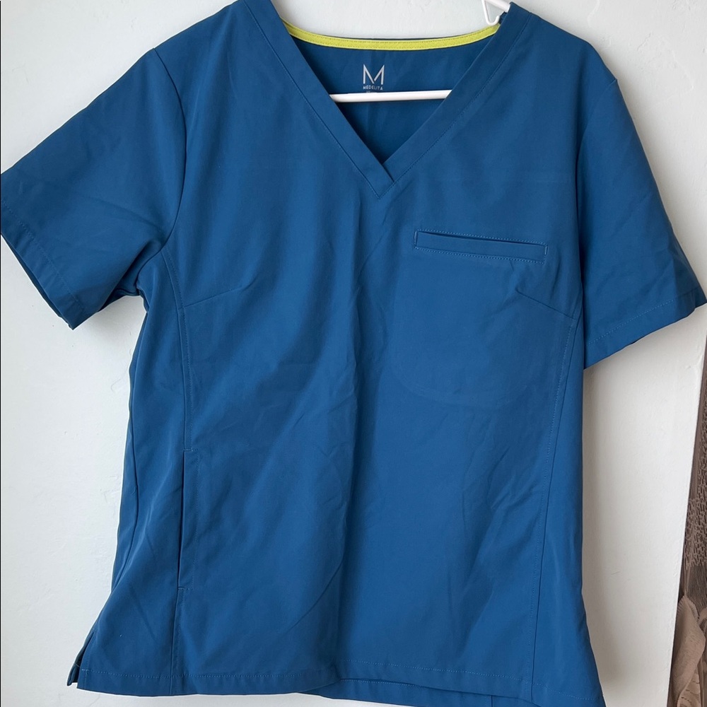 NWOT , Medelita Blue V-Neck Women's scrub Top and scrub pants 
Medium size